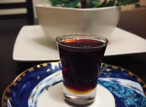 Una foto de Vino caliente Alemán Glühwein Francés vin chaud Inglés mulled wine  Japonés HOT WINE🇩🇪🇫🇷🇬🇧🇺🇾🇯🇵ホットワイン