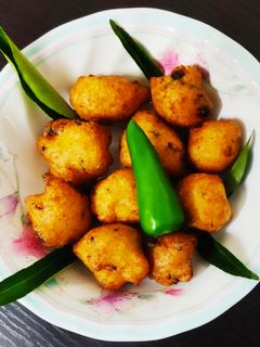 உளுந்து போண்டா (urad dal ponda recipe in tamil) செய்முறை முக்கிய புகைப்படம்