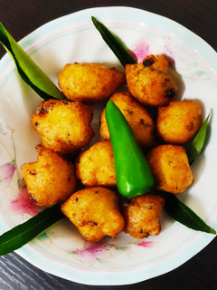 உளுந்து போண்டா (urad dal ponda recipe in tamil) செய்முறை முக்கிய புகைப்படம்