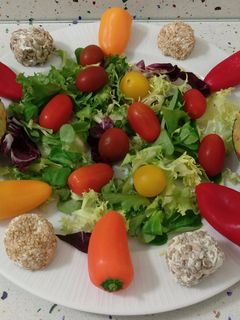 Una foto de Ensalada de aguacates rellenos y bolitas de queso