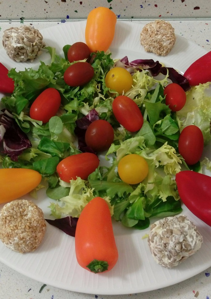 Una foto de Ensalada de aguacates rellenos y bolitas de queso