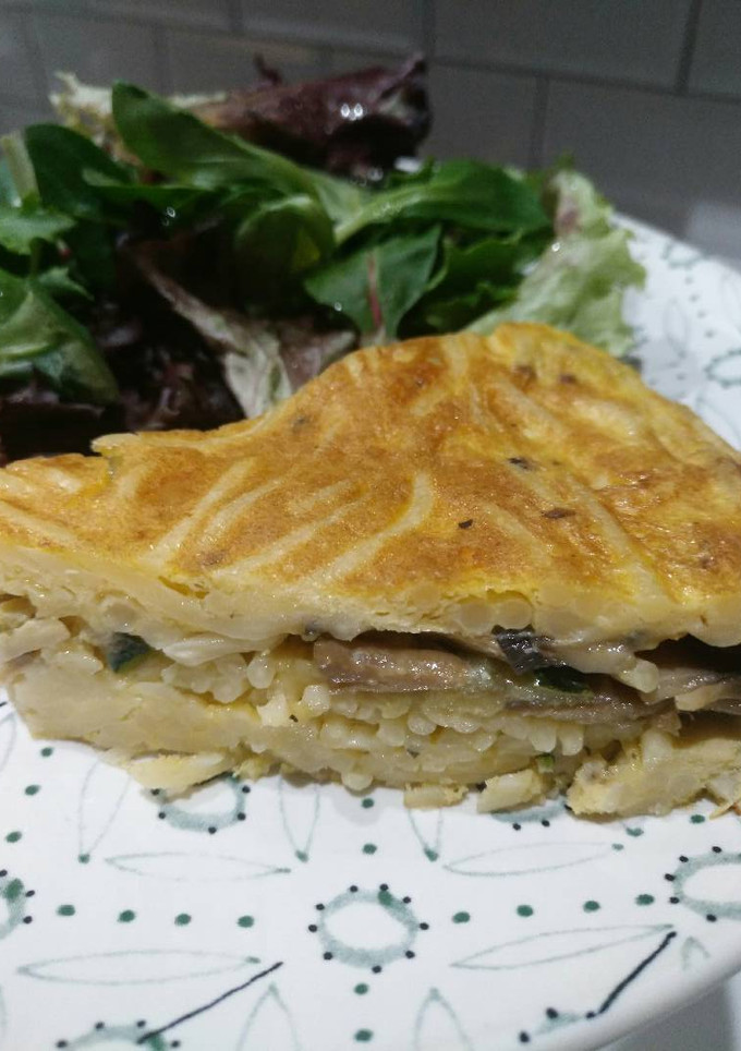 Una foto de Fritata de spaguetti, champiñón y calabacín