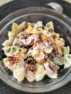Una foto de Ensalada de pasta con atún y mayonesa de alcaparras y anchoas