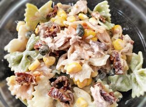 Foto principal de Ensalada de pasta con atún y mayonesa de alcaparras y anchoas