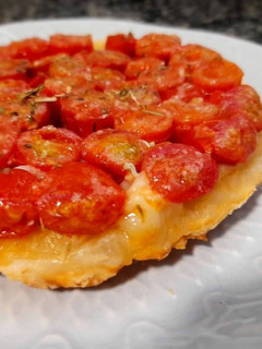 Una foto de Tatin de tomates cherry
