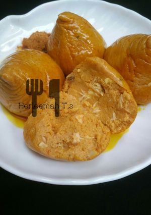 A picture of Moimoi with fish.