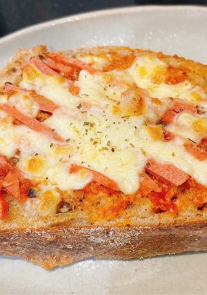 Hình của món Pizza bánh mì.
