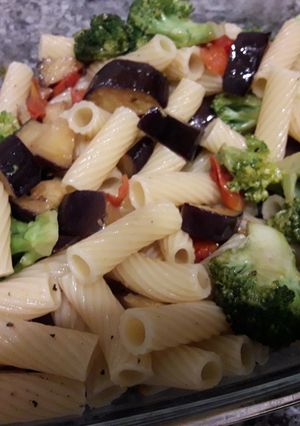 Una foto de Ensalada fría de Pasta y Verduras