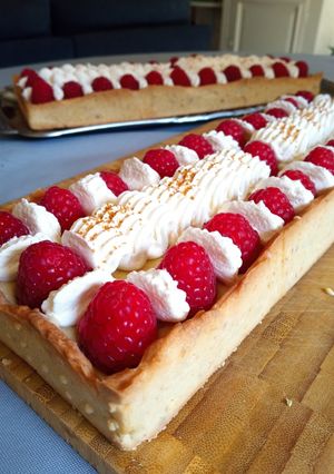 Une photo de Tarte aux framboises et crème à la pistache