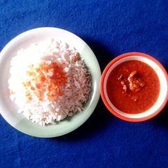 A picture of Beef stew with Garnish white rice.