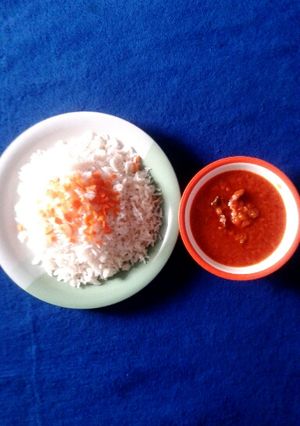 A picture of Beef stew with Garnish white rice.