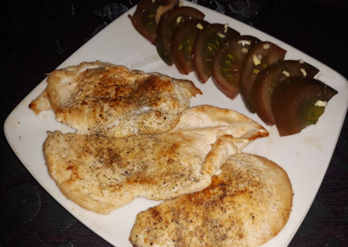 Filetes de pollo con tomate kumato de acompañamiento