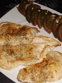 Una foto de Filetes de pollo con tomate kumato de acompañamiento