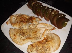 Una foto de Filetes de pollo con tomate kumato de acompañamiento