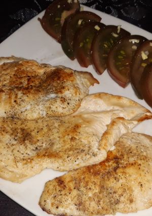 Una foto de Filetes de pollo con tomate kumato de acompañamiento