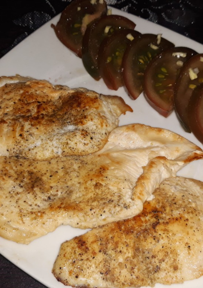 Una foto de Filetes de pollo con tomate kumato de acompañamiento