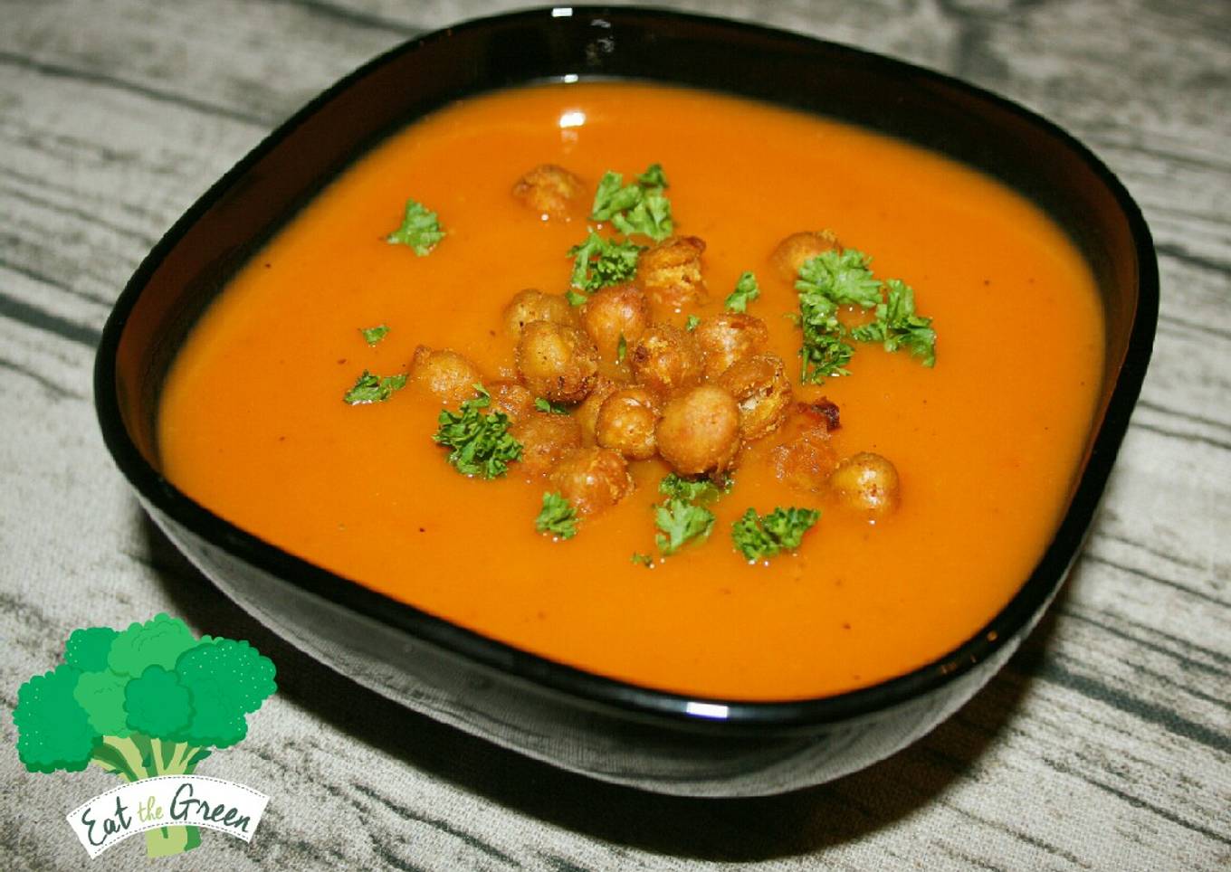 Crema de verduras asadas con garbanzos crocantes