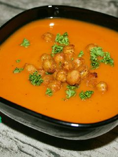 Una foto de Crema de verduras asadas con garbanzos crocantes