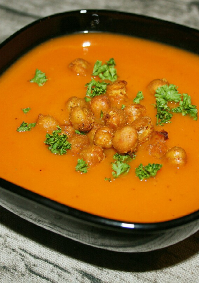 Una foto de Crema de verduras asadas con garbanzos crocantes