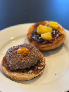 Una foto de Burger con queso y piña bbq