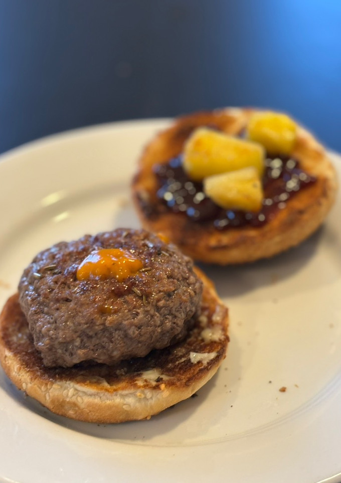 Una foto de Burger con queso y piña bbq