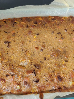 Una foto de Brownie de chocolate blanco y negro con almendras
