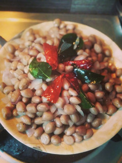 புரதச்சத்து நிறைந்த வேர்க்கடலை சுண்டல் (Verkadalai sundal recipe in tamil) செய்முறை முக்கிய புகைப்படம்