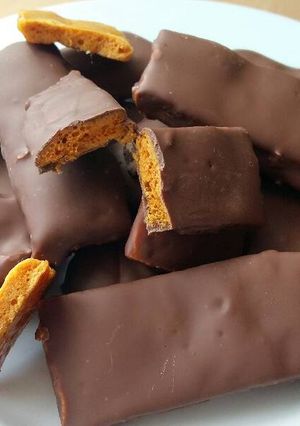 A picture of Vickys Homemade 'Cadburys Crunchie' Bars, GF DF EF SF NF.