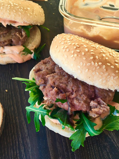Una foto de Hamburguesas de ternera, cebolla roja y parmesano de Jaimie Oliver