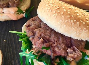 Foto principal de Hamburguesas de ternera, cebolla roja y parmesano de Jaimie Oliver