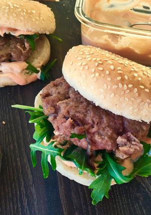 Una foto de Hamburguesas de ternera, cebolla roja y parmesano de Jaimie Oliver