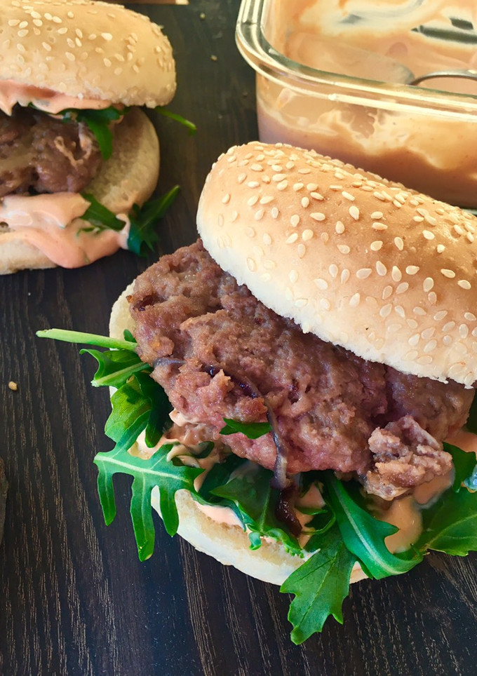 Una foto de Hamburguesas de ternera, cebolla roja y parmesano de Jaimie Oliver