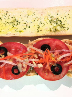 Una foto de Bocata de filetes de pollo con salsa de miel y mostaza