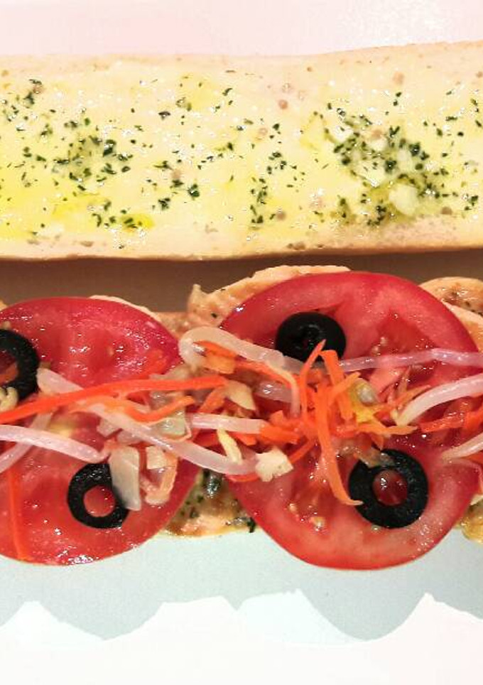 Una foto de Bocata de filetes de pollo con salsa de miel y mostaza