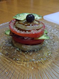 Una foto de Milhojas de berenjena y aguacate