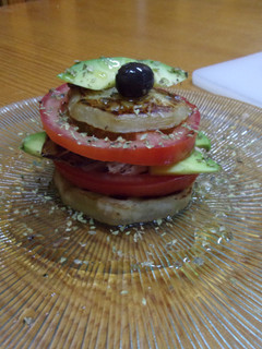 Una foto de Milhojas de berenjena y aguacate