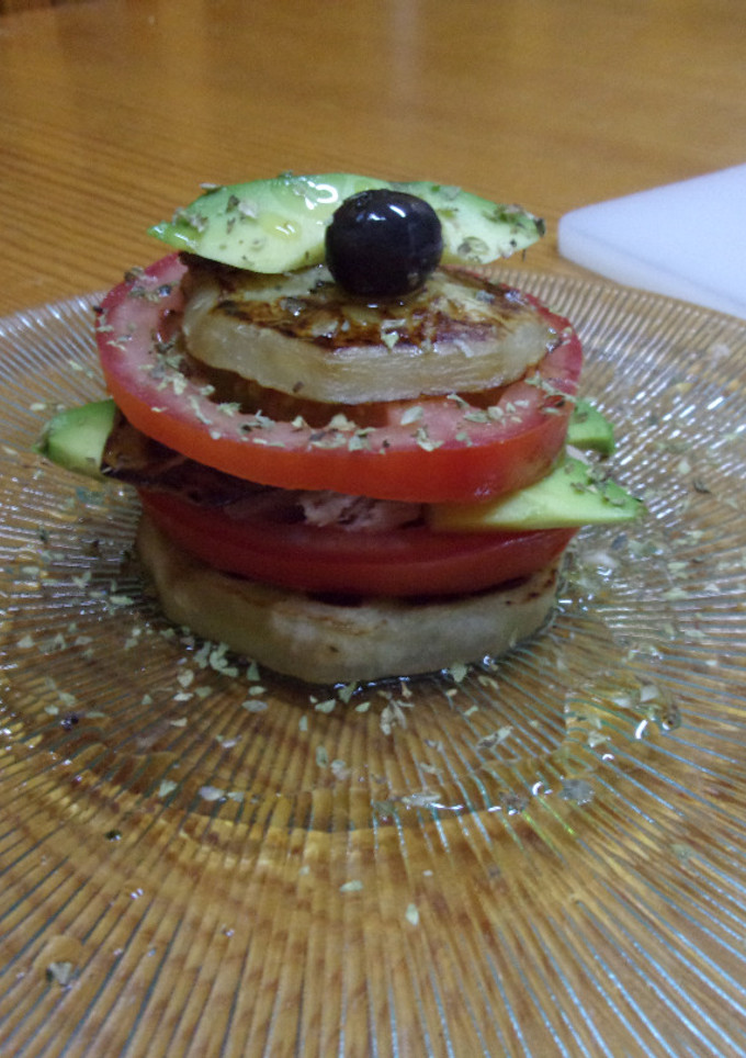 Una foto de Milhojas de berenjena y aguacate