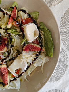 Una foto de Ensalada de higos y queso de cabra