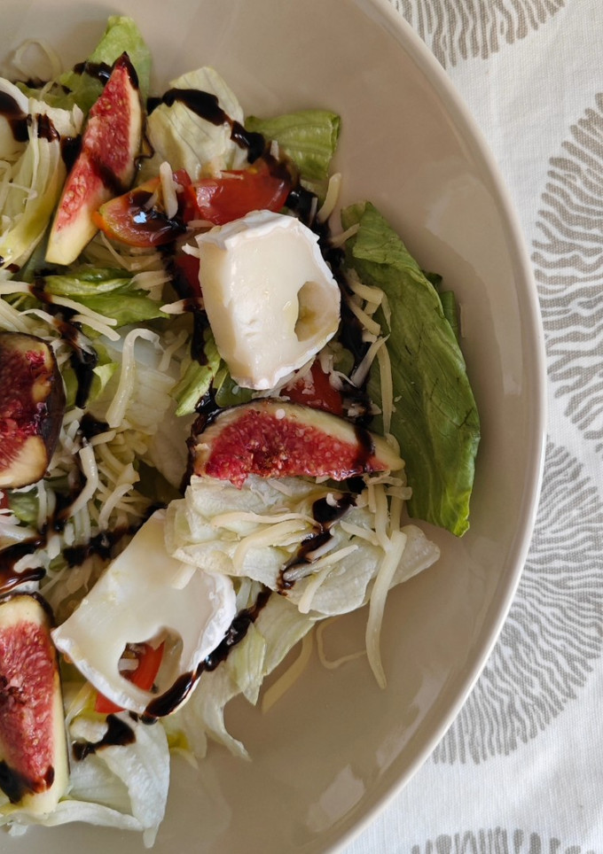 Una foto de Ensalada de higos y queso de cabra
