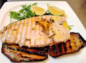 Foto di Grigliata di Pesce Spada su Fette di Melanzane