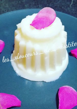 Une photo de Flan sans œuf à la fleur de rose 🌹