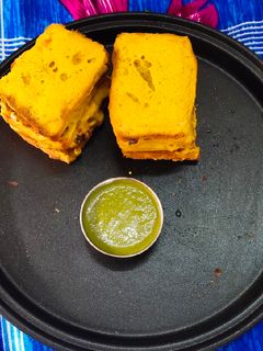 ब्रेड पकोड़ा इन माइक्रोवेव(Bread pakoda in microwave recipe in hindi) रेसिपी मुख्य फोटो