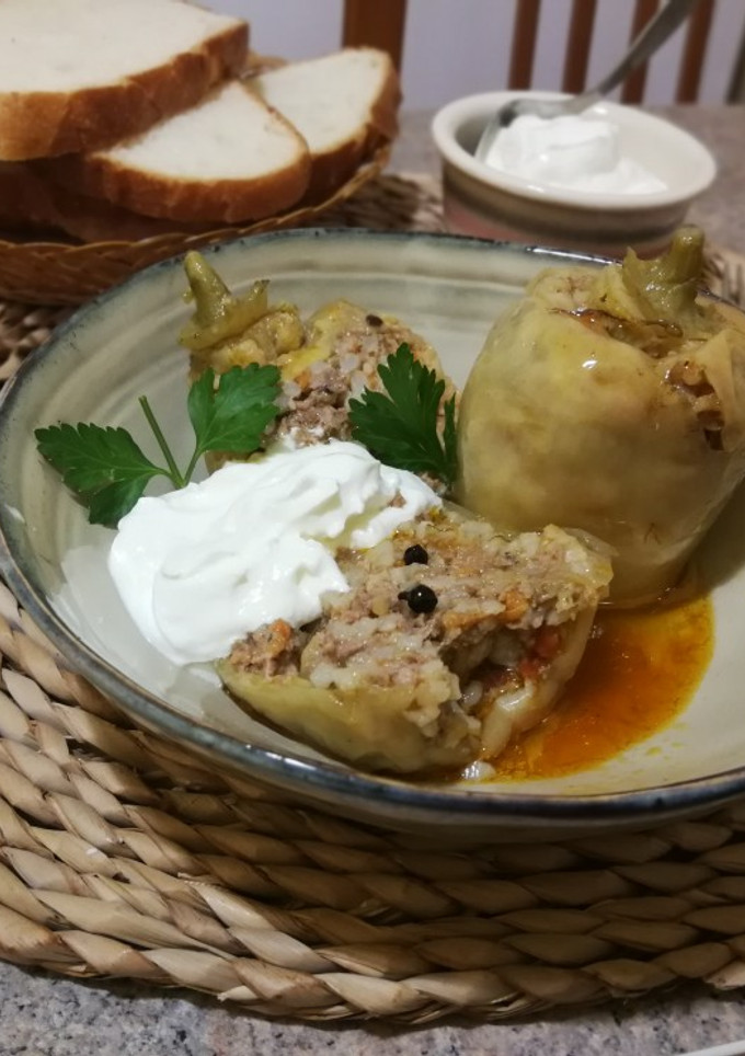 Una foto de Pimientos rellenos con carne y arroz