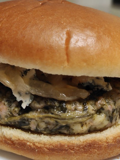 Una foto de Hamburguesa de pollo con espinacas casera