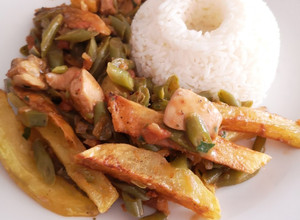 Una foto de Saltado de vainitas con pollo☺️🍴