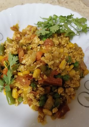 A picture of Chicken minced with mixed veggies.