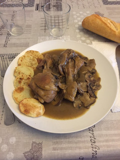 Una foto de Pollo con champiñones en salsa de vino