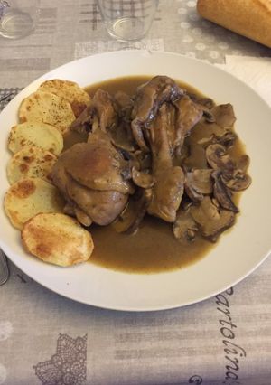 Una foto de Pollo con champiñones en salsa de vino