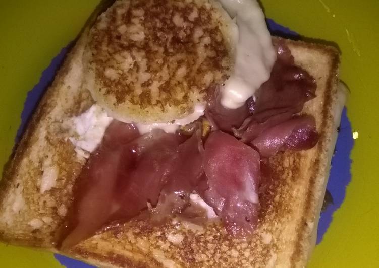 Tostada francesa, con huevo y "toque español"
