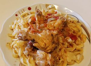 Una foto de Fideos caseros con salsa de pollo 🤤🥰